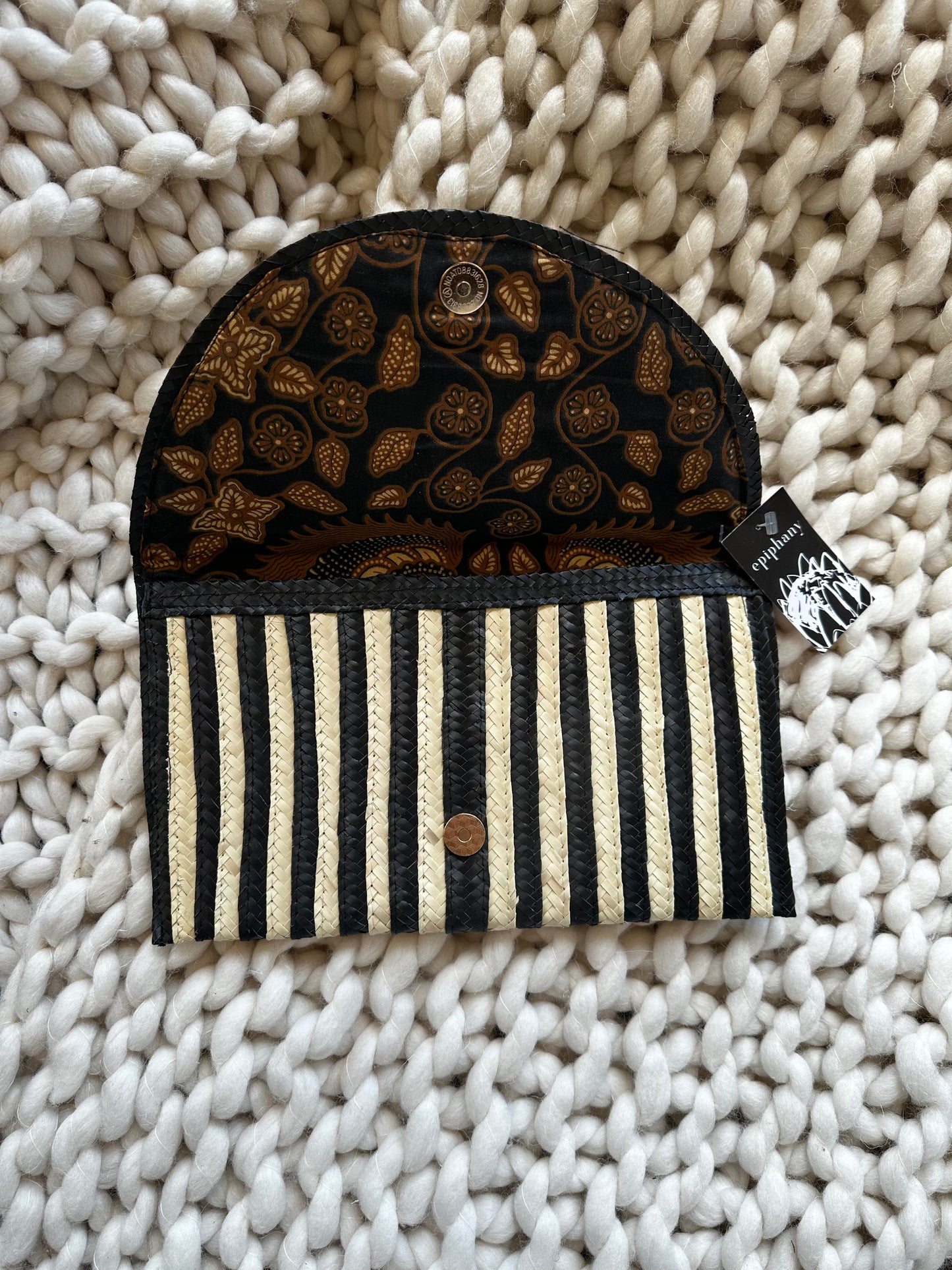 STRIPED BLACK & WHITE STRAW CLUTCH