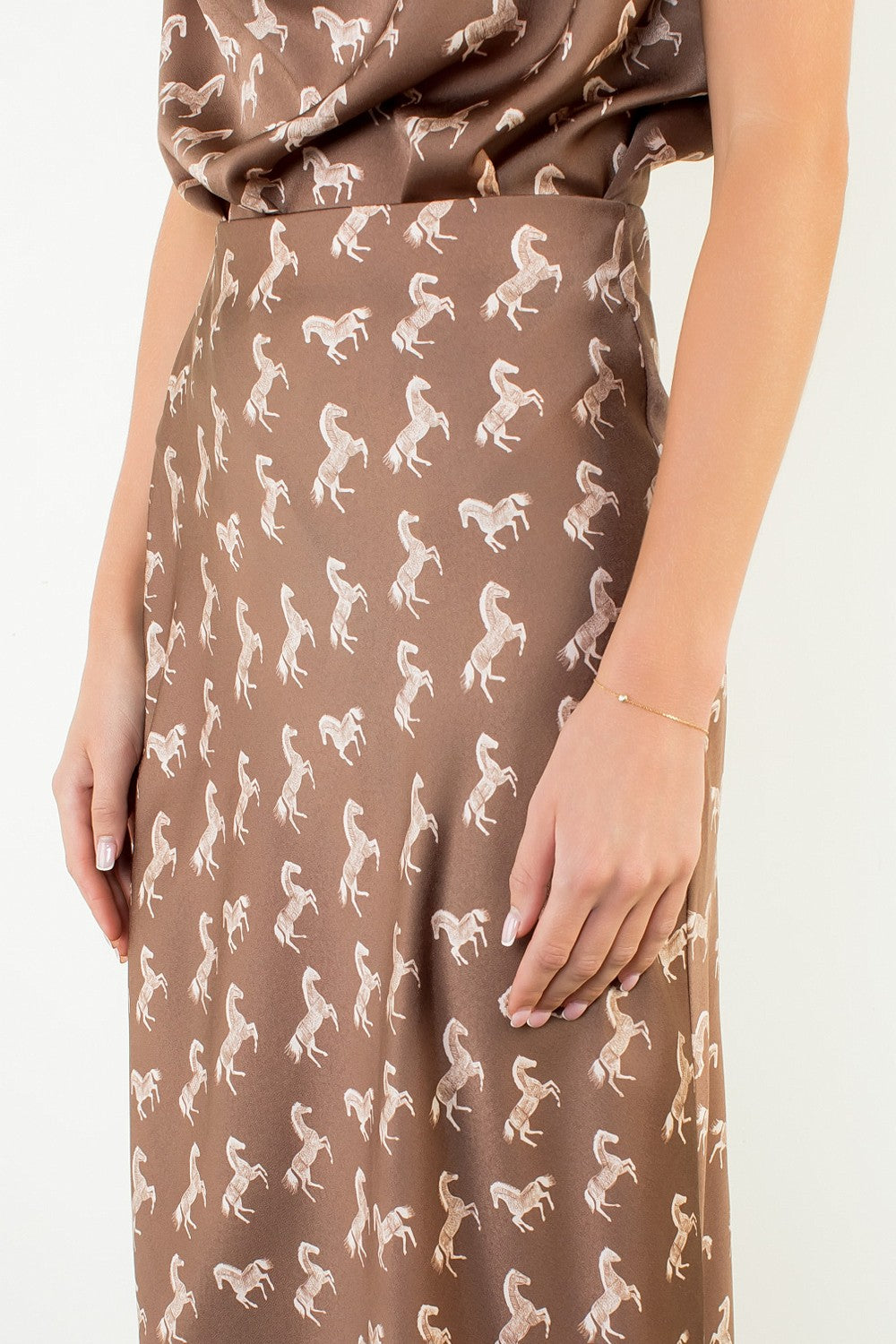 "SATIN HORSE PRINT SKIRT" by THML