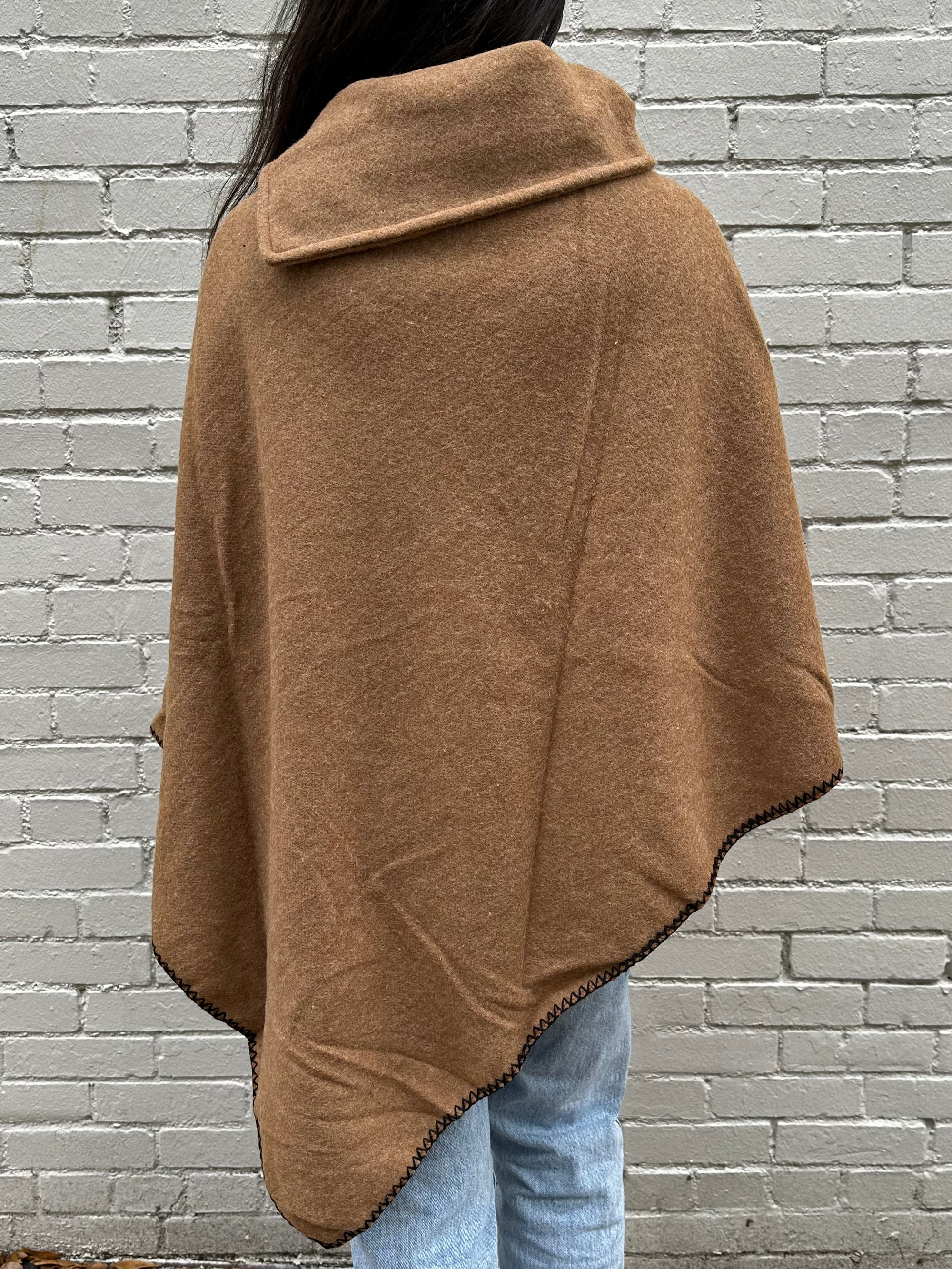 DETAILED SWEATER PONCHO