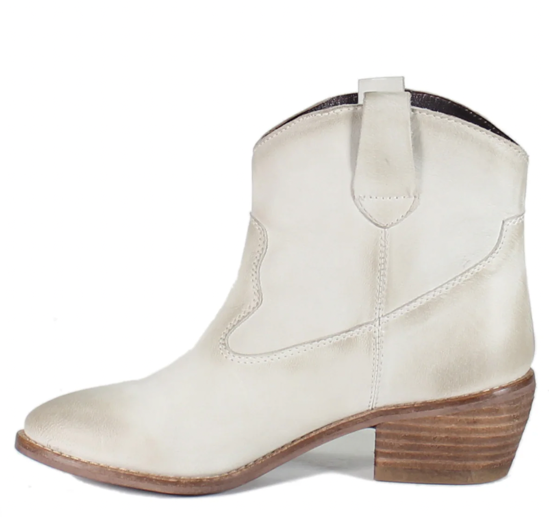 OUTTA TOWN LOW BOOTS