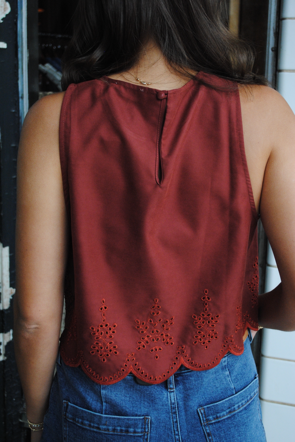 TEA GARDEN SCALLOP HEM TOP