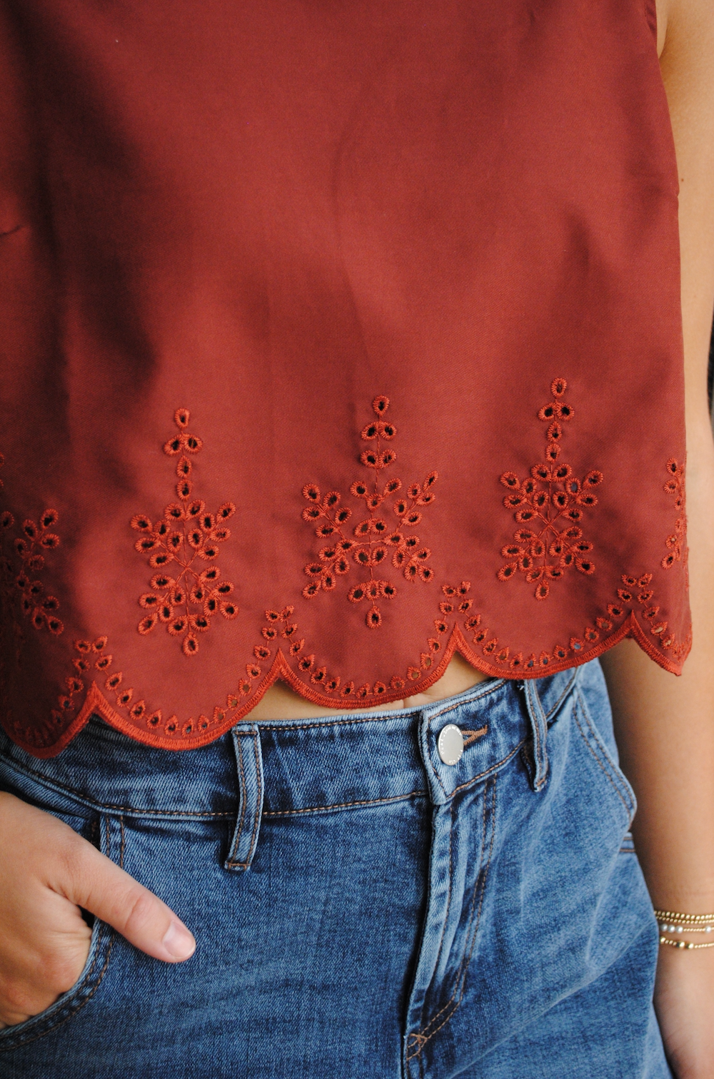 TEA GARDEN SCALLOP HEM TOP
