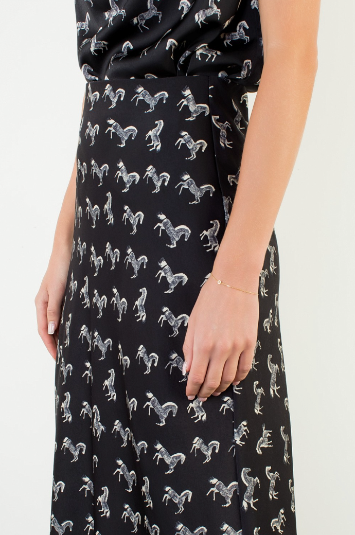 SATIN HORSE PRINT SKIRT by THML